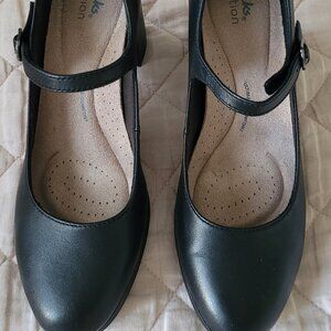 Clarks black leather maryjane shoes size 7.5.